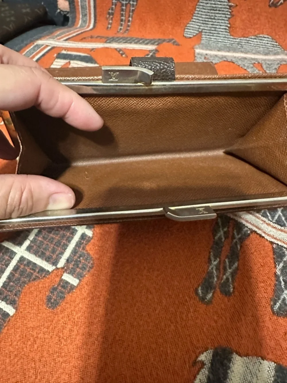 LOUIS VUITTON ❤️🌟SD1918 MONOGRAM KISSLOCK LONG WALLET ⭐️ - Picture 9 of 9